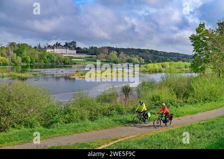 Homme et femme à vélo sur la piste cyclable de la Loire avec une vue sur la vallée de la Loire aux Château de Menars, Châteaux de la Loire, Vallée de la Loire, UNESCO monde HE Banque D'Images