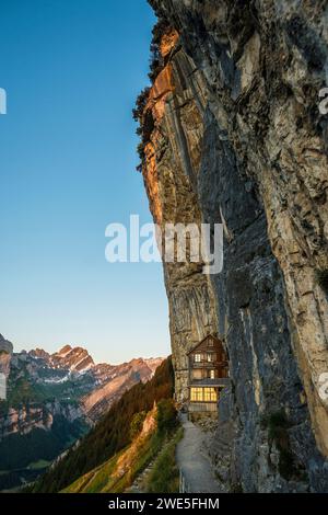 Berggasthaus aescher-Wildkirchli, lever du soleil, en dessous d'Ebenalp, Weissbad, Alpstein, canton d'Appenzell Innerrhoden, Suisse Banque D'Images