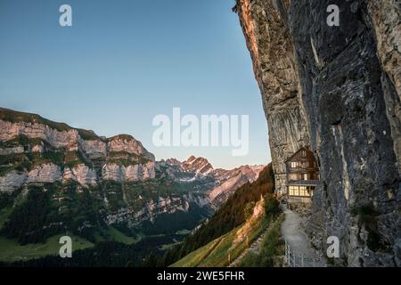 Berggasthaus aescher-Wildkirchli, lever du soleil, en dessous d'Ebenalp, Weissbad, Alpstein, canton d'Appenzell Innerrhoden, Suisse Banque D'Images