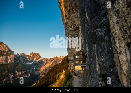 Berggasthaus aescher-Wildkirchli, lever du soleil, en dessous d'Ebenalp, Weissbad, Alpstein, canton d'Appenzell Innerrhoden, Suisse Banque D'Images