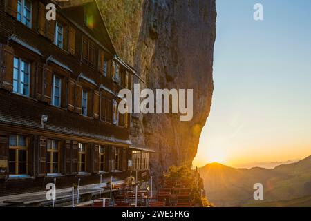 Berggasthaus aescher-Wildkirchli, lever du soleil, en dessous d'Ebenalp, Weissbad, Alpstein, canton d'Appenzell Innerrhoden, Suisse Banque D'Images