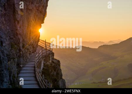 Sentier de randonnée à l'auberge de montagne aescher-Wildkirchli, lever du soleil, en dessous d'Ebenalp, Weissbad, Alpstein, canton d'Appenzell Innerrhoden, Suisse Banque D'Images