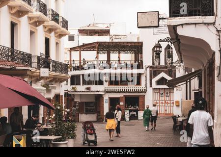 Tanger, Maroc. 15 octobre 2022 - l'Hôtel et restaurant Fuentes, dans le petit Socco de la médina, place commerçante populaire avec terrasses de bar Banque D'Images