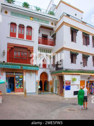 Tanger, Maroc. 15 octobre 2022 - la façade du populaire hôtel Zahia Palace, dans un ancien riad traditionnel, dans la médina Banque D'Images