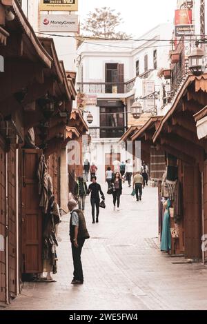 Tanger, Maroc. 15 octobre 2022 - les boutiques de souvenirs de la rue Siaghine, rue commerçante congestionnée de la médina Banque D'Images