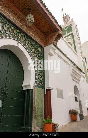 Tanger, Maroc. 15 octobre 2022 - porte avec arche de style musulman, et minaret de la Grande Mosquée de Tanger, dans le quartier fortifié de la médina Banque D'Images