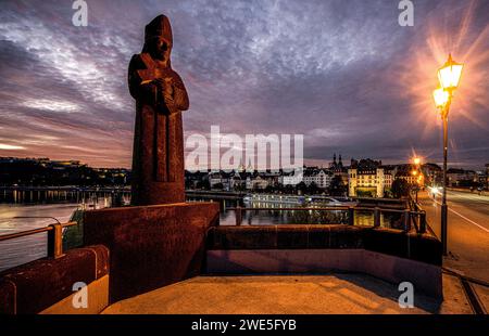 Statue de l'électeur Balduin sur le pont Balduin à l'aube et lumière de lanterne, en arrière-plan la vieille ville et la forteresse d'Ehrenbreitstein, Upper Midd Banque D'Images
