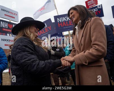 Bedford, New Hampshire, États-Unis. 23 janvier 2024. La candidate républicaine à la présidence NIKKI HALEY partage un rire avec MICHELLE DRISCOLL (image de crédit : © Sue Dorfman/ZUMA Press Wire) À USAGE ÉDITORIAL SEULEMENT! Non destiné à UN USAGE commercial ! Banque D'Images