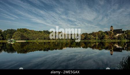 Parc de l'étang du château à Chemnitz, café Milchhäuschen et église du château dans la lumière du matin, Saxe, Allemagne Banque D'Images