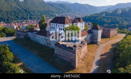 Photographie de paysage de la fortification moderne en forme d'étoile à Brasov, Roumanie. La photographie a été prise à partir d'un drone à une altitude plus basse Banque D'Images