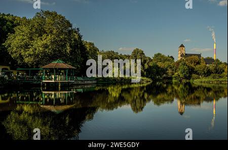 Schlossteichpark à Chemnitz, café Milchhäuschen et Schlosskirche, Saxe, Allemagne Banque D'Images