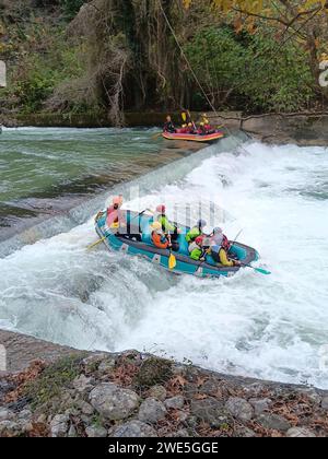 Rafting sur une rivière de montagne Banque D'Images