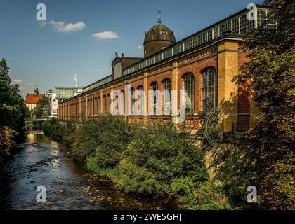 Halle de marché de Chemnitz sur la rivière Chemnitz, en arrière-plan un bâtiment scolaire de style wilhelminien, Chemnitz, Saxe, Allemagne Banque D'Images