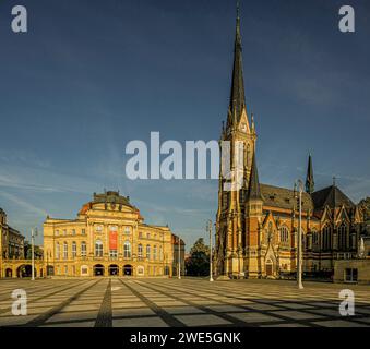 Theaterplatz à Chemnitz : Opéra (1909) et St. Petrkirche (1888), Saxe, Allemagne Banque D'Images