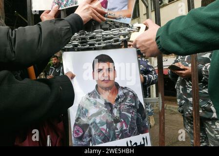 Beyrouth, Liban. 23 janvier 2024. Les familles des victimes du port BLAST du 4 2020 août réclament justice pour leurs proches devant le Palais de Justice à Beyrouth, au Liban, le 23 2024 janvier. Près de quatre ans après l'incident, la vérité sur ce qui s'est passé n'est pas encore venue. Les familles des victimes accusent l'Iran - soutenu par la milice chiite du Hezbollah d'entraver le cours de la justice. (Photo Elisa Gestri/Sipa USA) crédit : SIPA USA/Alamy Live News Banque D'Images