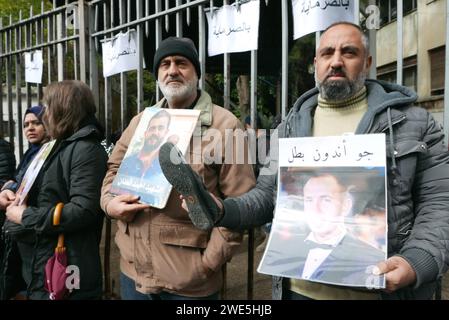 Beyrouth, Liban. 23 janvier 2024. Les familles des victimes du port BLAST du 4 2020 août réclament justice pour leurs proches devant le Palais de Justice à Beyrouth, au Liban, le 23 2024 janvier. Près de quatre ans après l'incident, la vérité sur ce qui s'est passé n'est pas encore venue. Les familles des victimes accusent l'Iran - soutenu par la milice chiite du Hezbollah d'entraver le cours de la justice. (Photo Elisa Gestri/Sipa USA) crédit : SIPA USA/Alamy Live News Banque D'Images