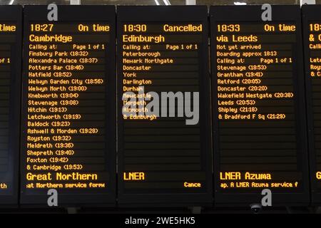 Un tableau de départ montrant un train annulé pour Édimbourg à la gare de Kings Cross à Londres. La tempête Jocelyn assera le Royaume-Uni avec plus de vent et de pluie après que la tempête Isha ait fait deux morts et une grièvement blessée. Date de la photo : mardi 23 janvier 2024. Banque D'Images