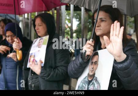 Beyrouth, Liban. 23 janvier 2024. Les familles des victimes du port BLAST du 4 2020 août réclament justice pour leurs proches devant le Palais de Justice à Beyrouth, au Liban, le 23 2024 janvier. Près de quatre ans après l'incident, la vérité sur ce qui s'est passé n'est pas encore venue. Les familles des victimes accusent l'Iran - soutenu par la milice chiite du Hezbollah d'entraver le cours de la justice. (Photo Elisa Gestri/Sipa USA) crédit : SIPA USA/Alamy Live News Banque D'Images