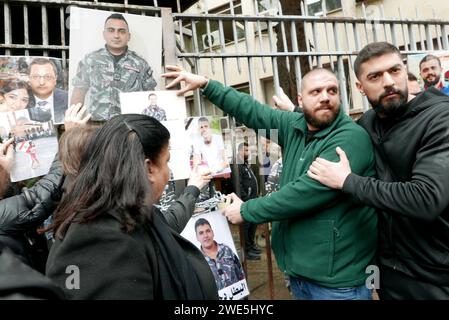 Beyrouth, Liban. 23 janvier 2024. Les familles des victimes du port BLAST du 4 2020 août réclament justice pour leurs proches devant le Palais de Justice à Beyrouth, au Liban, le 23 2024 janvier. Près de quatre ans après l'incident, la vérité sur ce qui s'est passé n'est pas encore venue. Les familles des victimes accusent l'Iran - soutenu par la milice chiite du Hezbollah d'entraver le cours de la justice. (Photo Elisa Gestri/Sipa USA) crédit : SIPA USA/Alamy Live News Banque D'Images