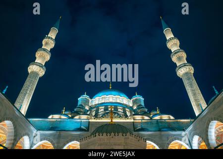 Eminonu Yeni Cami aka Nouvelle Mosquée vue la nuit depuis la cour. Visitez Istanbul concept photo. Ramadan ou photo de fond islamique. Banque D'Images