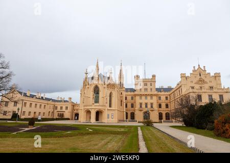 Château de Lednice avec jardins et parcs par temps nuageux Banque D'Images