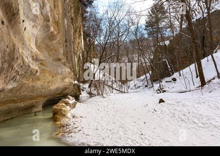 Sentier de randonnée dans le canyon d'Ottawa un matin d'hiver vigoureux avec un paysage enneigé. Starved Rock State Park, Illinois, États-Unis. Banque D'Images