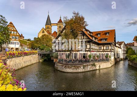 Vue du pont Agnès au canal de Roßneckar, maison à colombages avec restaurants et l'église paroissiale de St. Dionys à Esslingen am Neckar, Ba Banque D'Images
