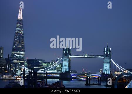 Le Tower Bridge avec le Shard pour un fond dans la soirée. Banque D'Images