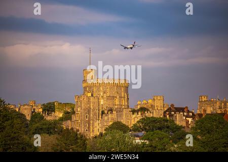 Château de Windsor en fin d'après-midi lumière avec un Airbus A330 de Virgin Atlantic approchant de l'aéroport de Londres Heathrow (LHR), Windsor, Berkshire, Engl Banque D'Images