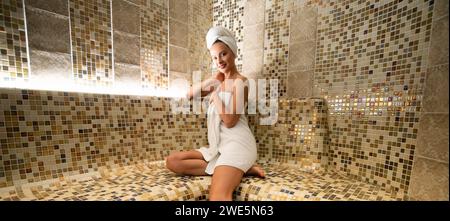 Femme se relaxant dans un bain de vapeur, concept de traitement de beauté Banque D'Images