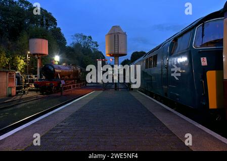 Locomotive diesel de classe occidentale et locomotive à vapeur GWR Hagley Hall à Bewdley Station, Severn Valley Railway, au crépuscule, septembre 2023 Banque D'Images