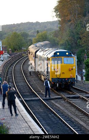 British Rail Class 50 Heritage diesel loco avec le 2e homme passant le jeton au signaleur, Severn Valley Railway, Autumn Diesel Bash, septembre 2023 Banque D'Images