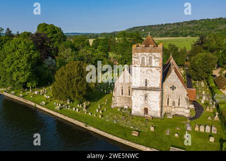 Vue aérienne de la Tamise avec All Saints Church, Bisham, près de Marlow, Buckinghamshire, Angleterre, Royaume-Uni Banque D'Images