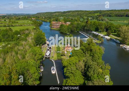 Vue aérienne d'une péniche le Boat Horizon 4 à Temple Lock le long de la Tamise avec barrage, Temple, près de Marlow, Buckinghamshire, Angleterre, United Ki Banque D'Images