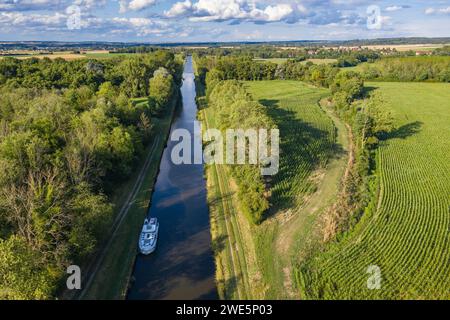Vue aérienne d'une péniche le Boat Horizon 5 amarrée sur le Canal de la Marne au Rhin, Hesse, Moselle, France Banque D'Images