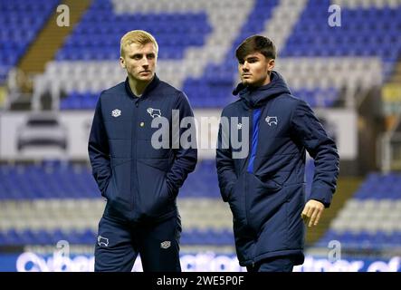 Louie Sibley du comté de Derby (à gauche) et Darren Robinson avant le match de Sky Bet League One au Select car Leasing Stadium, Reading. Date de la photo : mardi 23 janvier 2024. Banque D'Images