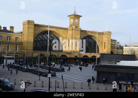 Les gens voyageant en train de la gare King`s Cross à Londres Banque D'Images