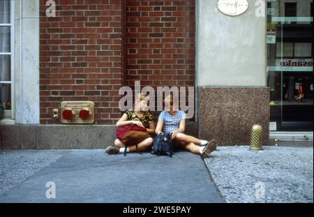 RECORD DATE NOT STATED Schülerinnen, New York City, Manhattan, Juli 1995 *** Schoolgirls, New York City, Manhattan, juillet 1995 Banque D'Images