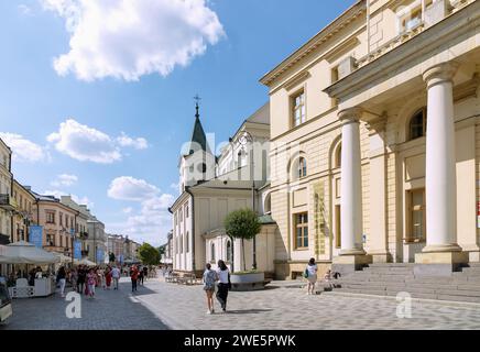 Nouvel hôtel de ville (Novy Ratusz) à Plac Łokietka et banlieue de Kraków (Krakowskie Przedmieście) avec église du Saint-Esprit (Kościół Świętego Ducha) à lu Banque D'Images