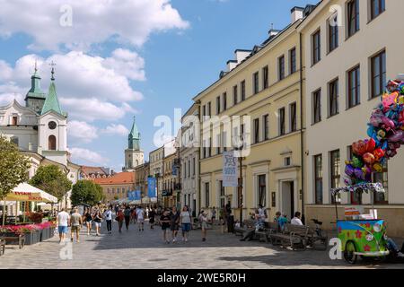 Banlieue de Kraków (Krakowskie Przedmieście) avec église du Saint-Esprit (Kościół Świętego Ducha) à Lublin dans la voïvodie de Lubelskie en Pologne Banque D'Images