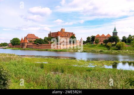 Marienburg (Zamek W Malborku) sur les rives du Nogat à Malbork dans la voïvodie de Pomorskie en Pologne Banque D'Images