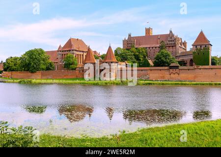 Marienburg (Zamek W Malborku) sur les rives du Nogat à Malbork dans la voïvodie de Pomorskie en Pologne Banque D'Images