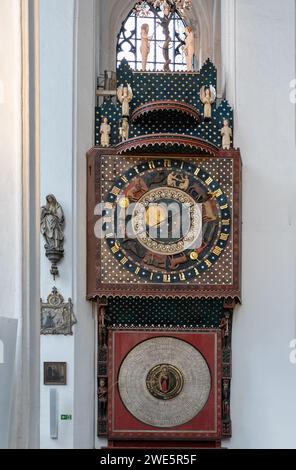 Horloge astronomique à l'intérieur de St. Mary&#39;s Eglise (Kościół Mariacki) dans la ville de droit (Główne Miasto) à Dantzig (Gdańsk) dans le VOI Pomorskie Banque D'Images