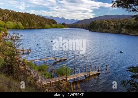 Quais en bois sans bateaux à Pearl Harbor sur la rivière Waiau à Manapouri, Aotearoa (Nouvelle-Zélande), te Waipounamu (Île du Sud). Banque D'Images