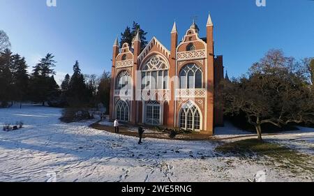 20.01.2024/ Sachsen Anhalt Sachsen-Anhalt Dessau Wörlitzer Park Wörlitz Gotisches Haus Winter Schnee Ansicht *** 20 01 2024 Saxe Anhalt Saxe Anhalt Dessau Wörlitzer Park Wörlitz Maison gothique Winter Snow View Banque D'Images