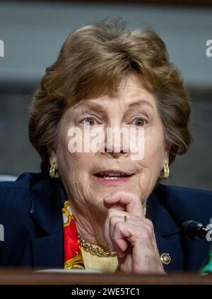 La sénatrice des États-Unis Jeanne Shaheen (démocrate du New Hampshire) interroge le panel lors d’une audience de nomination du Comité sénatorial sur les services armés dans le bâtiment du Sénat Dirksen à Washington, DC, le mardi 23 janvier 2024. Crédit : Rod Lamkey/CNP/MediaPunch Banque D'Images