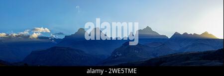 Panorama avec les silhouettes de Outer Horn, Inner Horn, Bell et Cathedral Peak, Didima, Cathedral Peak, Drakensberg, Kwa Zulu Natal, UNESCO monde HE Banque D'Images