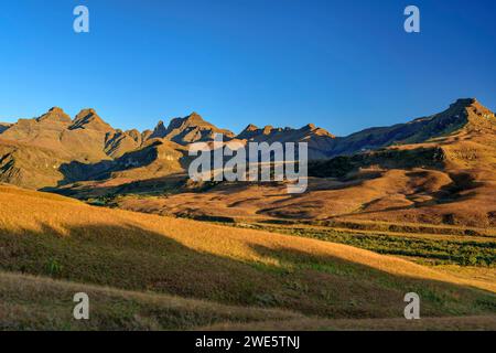 Montagnes du Drakensberg avec corne extérieure, corne intérieure et pic de la cathédrale, Didima, pic de la cathédrale, Drakensberg, Kwa Zulu Natal, site du patrimoine mondial de l'UNESCO Banque D'Images