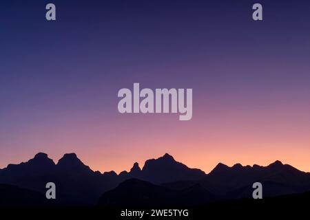 Ciel nocturne avec les silhouettes de Outer Horn, Inner Horn, Bell et Cathedral Peak, Didima, Cathedral Peak, Drakensberg, Kwa Zulu Natal, UNESCO World Banque D'Images