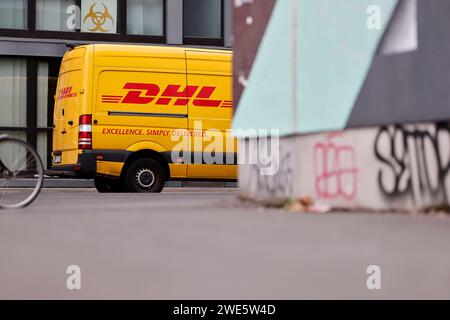 Ein transporter des Paketzustellers DHL steht à Köln. Themenbild, Symbolbild Köln, 23.01.2024 NRW Deutschland *** Une camionnette DHL garée à Cologne image thématique, image symbolique Cologne, 23 01 2024 NRW Allemagne Copyright : xChristophxHardtx Banque D'Images